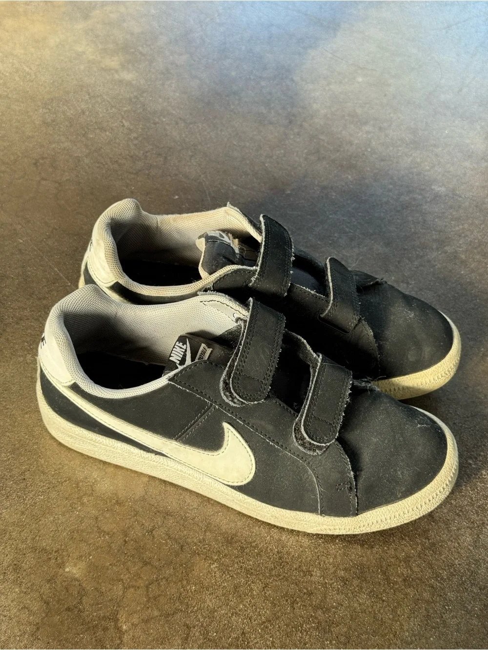 Nike Kids Velcro Sneakers - Black & White